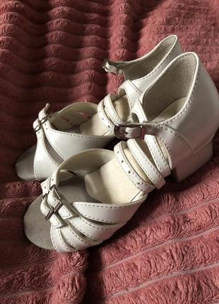 Дитячі туфельки для танців,в гарному стані.