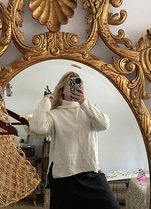 Стильный молочный свитер под горло 2