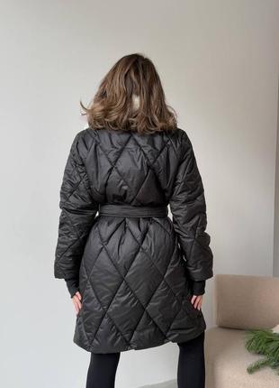 Женская длинная теплая стеганая куртка-пальто пуховик-парка с поясом зефирка с искусственным мехом без капюшона черная коричневая мокко бежевая7 фото