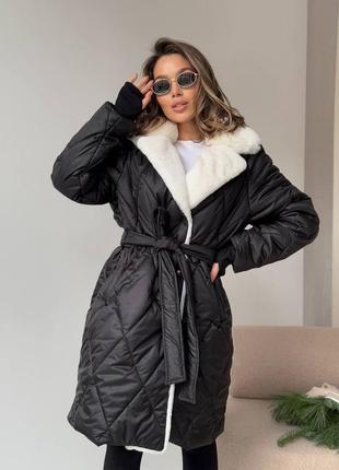 Женская длинная теплая стеганая куртка-пальто пуховик-парка с поясом зефирка с искусственным мехом без капюшона черная коричневая мокко бежевая5 фото