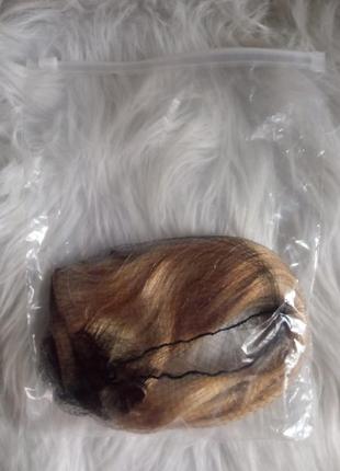 Натуральные волосы на заколках блонд, длина до 33 см.