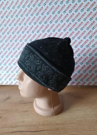 Розпродаж дитяча в'язана шапочка з відворотом
чорна з сіреньким орнаментом
розмір невеликий 54-55