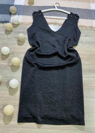 Красивое блестящее платье.