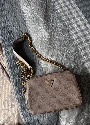 Сумка guess noelle в бежевом цвете