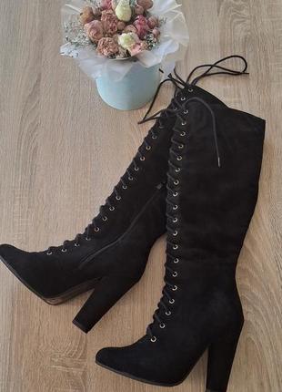 Сапоги со шнуровкой на каблуке.