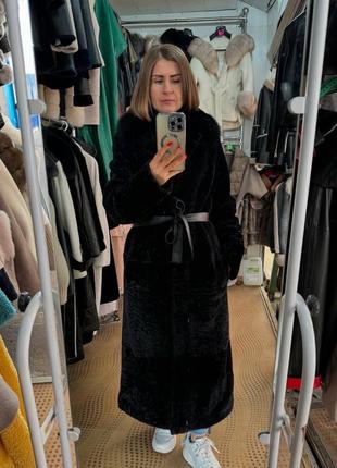 Натуральна чорна мутонова шуба з хутром песця. довга шуба , приталена з поясом та коміром