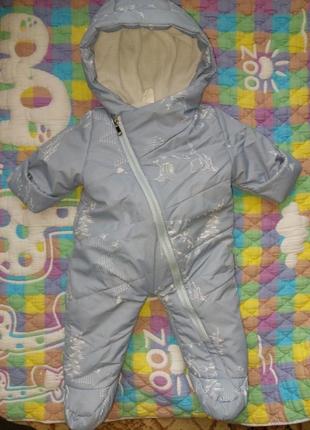 Удобный комбинезон для деток на весну и осень, красиво закрывает шейку, не будет прорабатывать. состояние идеально.