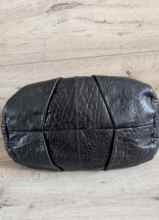 Черная кожаная сумка через плечо navyboot с цепочной ручкой6 фото