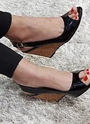 Bonmarche туфли лаковые черные на бежевой танкетке босоножки летние