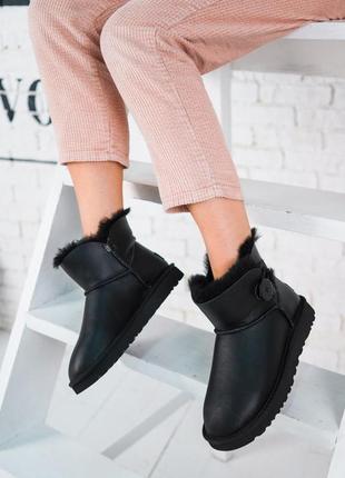 Жіночі чорні уггі ugg bailey button mini leather