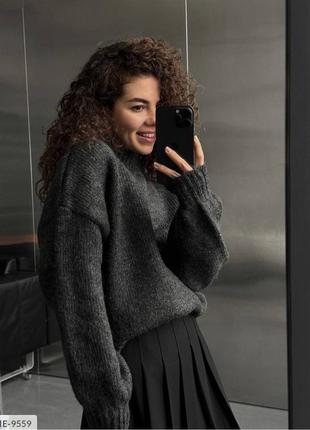 Теплый голубой свитер