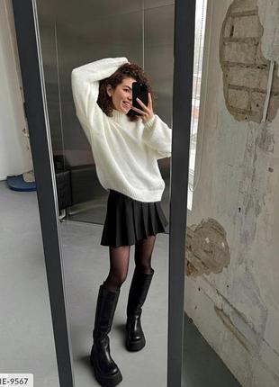 Теплый голубой свитер