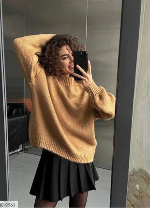 Теплый голубой свитер