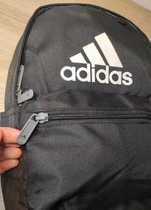 Рюкзак adidas среднего размера, можно ребёнку.
