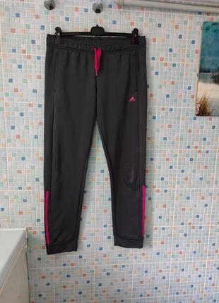 Спортивные штаны adidas.