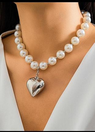 Белые бусы с подвеской  в виде сердца