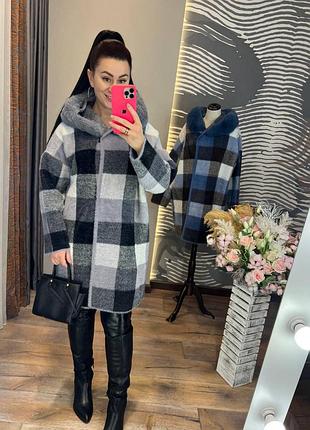 Пальто из альпаки с мехом на капюшоне