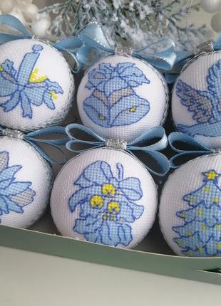 Новогодние игрушки вышиты крестиком.