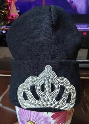 Стильная шапка двойная корона.