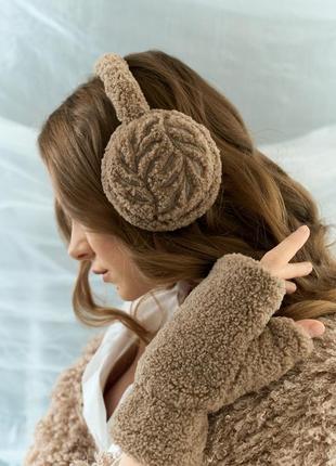 Трендовий комплект хутряні навушники та мітенки в колір