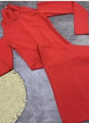 Красная земляника с открытыми плечами