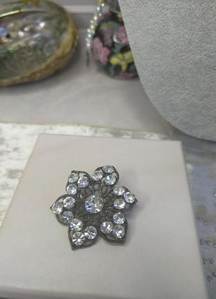 Брошь цветок. с кристаллами