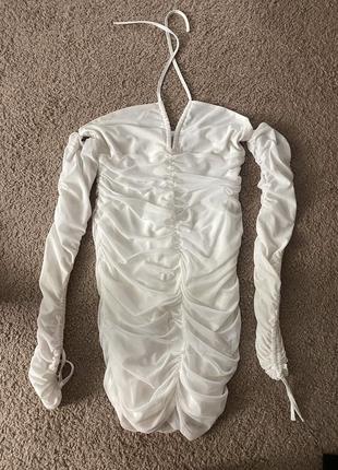 Короткое белое платье с длинным рукавом s/m