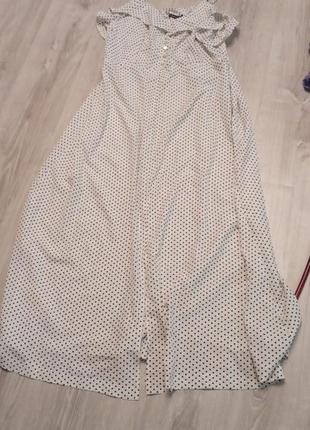 Длинное платье в горошек с рюшами на бретелях