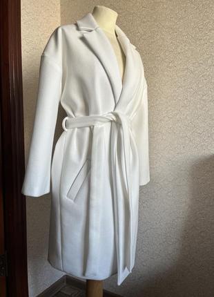 Пальто белое на запах