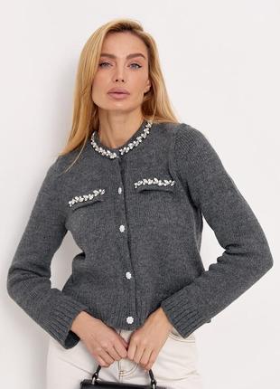 Укороченный кардиган отделан камушками