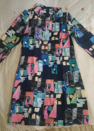 Короткое разноцветное платье с геометрическим принтом и рукавами 3/4