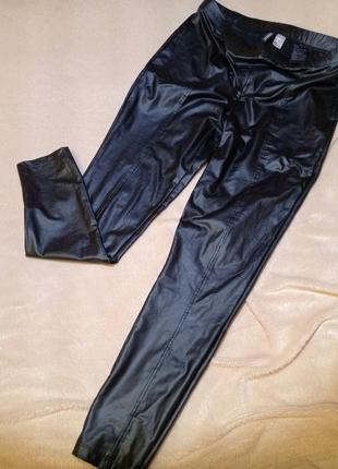 Брюки(новые) экокожа "divided".l, xl.поб-(48-60)см.