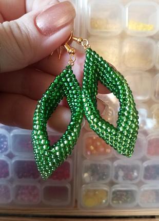 Вишукані сережки листочки ромби з бісеру, двухсторонні зеленого кольору двох відтінків ±7 см (±5 см
