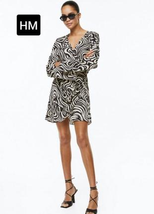 Платье женское мини на запах бежевого цвета в полоску черного цвета от бренда hm xs