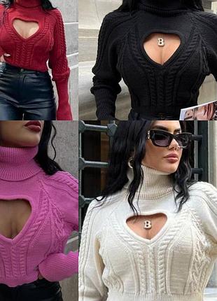 Вязаный укороченный свитер с воротником и вырезом сердце