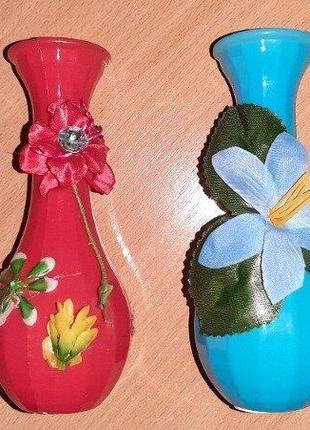 Ваза для квітів пластикова з прикрасами. довжина 14см.