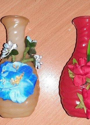 Ваза для квітів пластикова з прикрасами. довжина 13 см