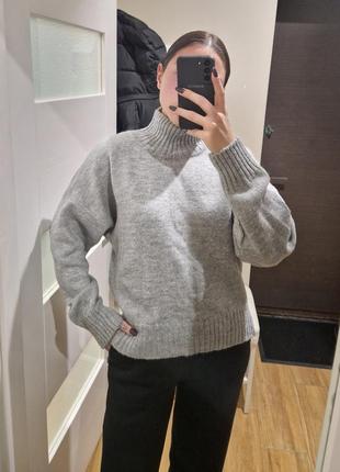 Свитер из шерсти серый с горлом