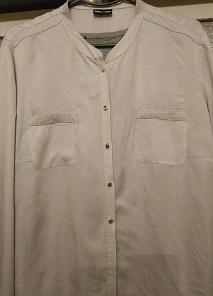 Блузка з золотими гудзиками