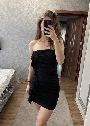 Чорна міні сукня з оголеними плечима з рюшами від tally weijl