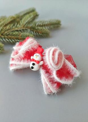 Червоні, святкові бантики для дівчат.