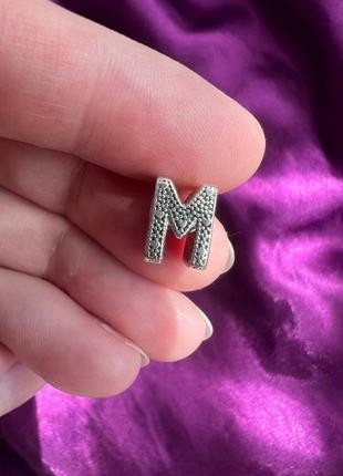 Шарм pandora буква м