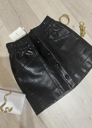 Черная мини кожаная юбка под змею питона