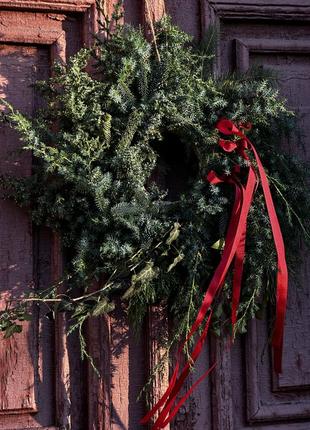 Рождественский венок из живой хвои ( можжевельник, елочка, туя, смородина)основа из сена,все материалы натуральные