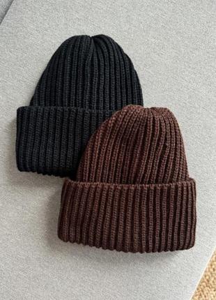 Трендова однотонна базова в’язана чорна шоколадна шапка тренд 2025