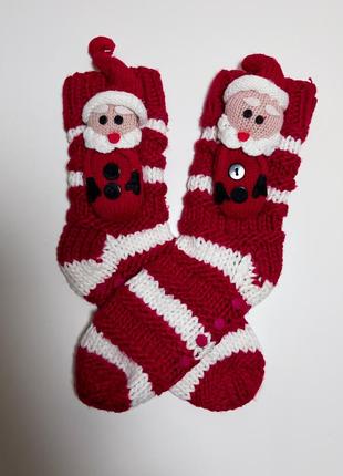 Новорічні шкарпетки вʼязані з дідом морозом в смужку