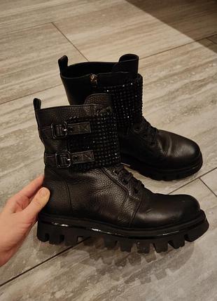 Черные кожаные сапоги черные ботинки на тракторной подошве