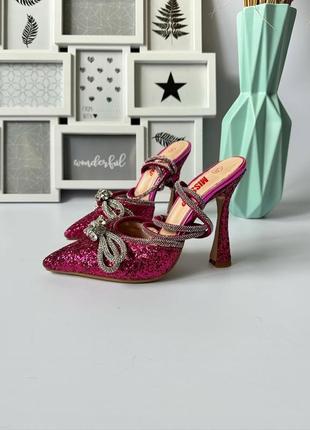 Яскраво рожеві босоніжки в паєтку зі стразами