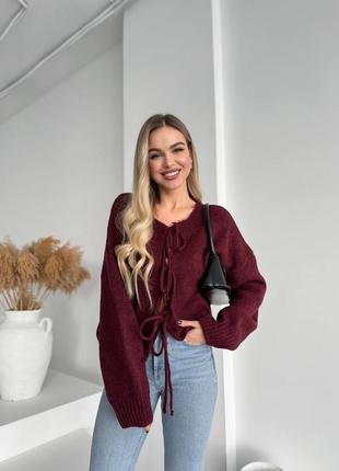Вязаный укороченный кардиган на завязках с объемными рукавами