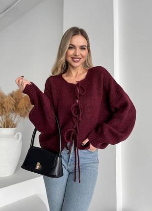 Вязаный укороченный кардиган на завязках с объемными рукавами